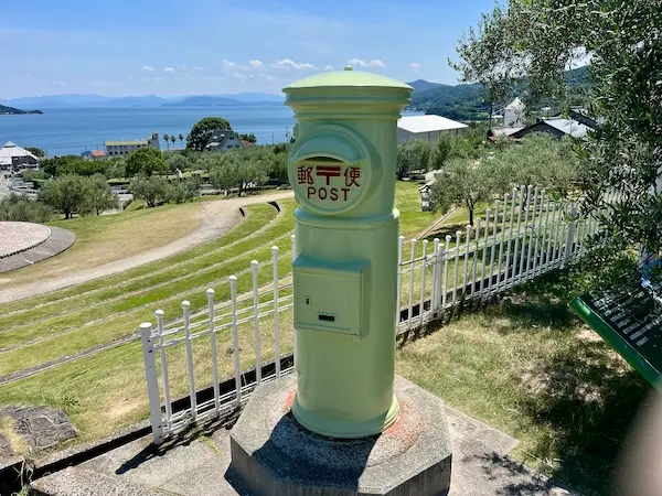 小豆島オリーブ公園にあるオリーブ色のポスト