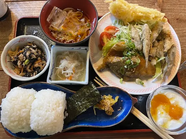 小豆島にあるこまめ食堂のおにぎり定食