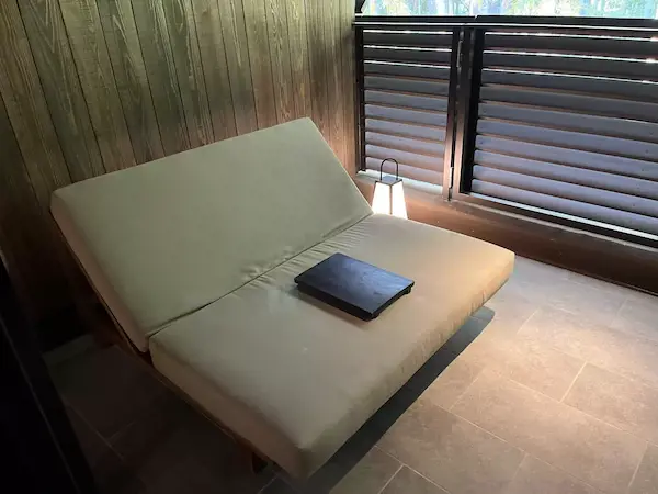 ふふ奈良のコンフォートスイートのお部屋のベンチ