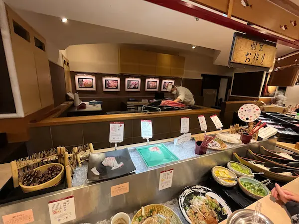徳島県鳴門市にあるアオアヲナルトの夕食時に行われたマグロの解体ショー