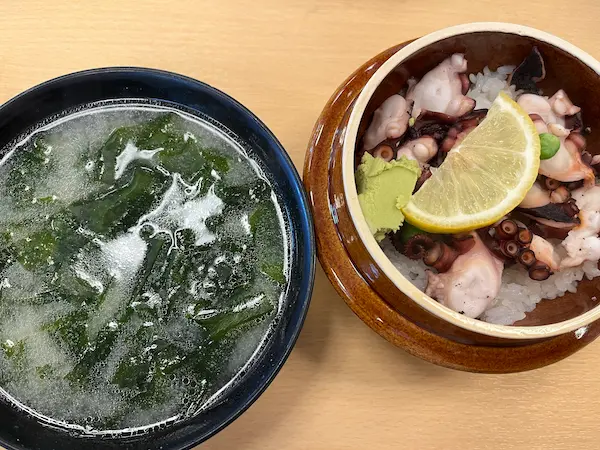 徳島の海鮮が味わえる、びんび家のたこ飯とわかめのお味噌汁
