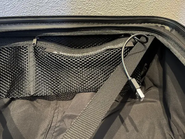 MAIMOのスーツケースCOLOR YOU plus Lサイズが届いた時の内側に有るメッシュポケットにはモバイルバッテリーが入れられる