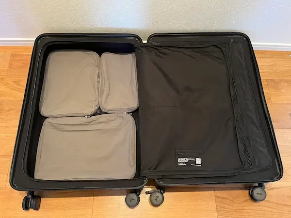 MAIMOのスーツケースCOLOR YOU plus Lサイズが届いた時の内側には手持ちのポーチで小分けが可能