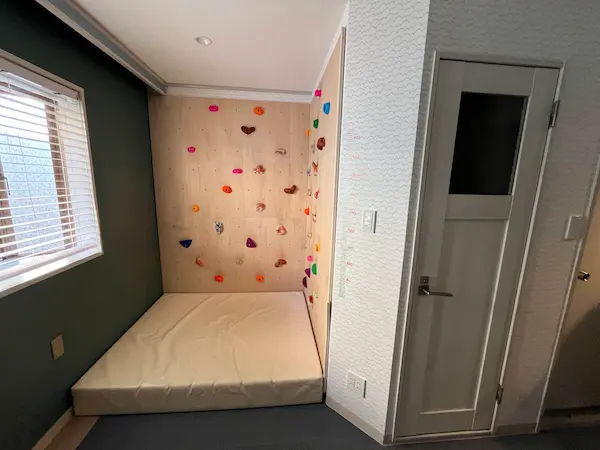 高松国際ホテルのキッズスペースルーム「わくわく#205」のお部屋にあるボルダリングスペース