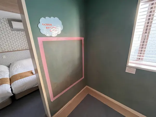 高松国際ホテルのキッズスペースルーム「わくわく#205」のお部屋にあるお絵描きできる壁