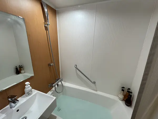 高松国際ホテルのキッズスペースルーム「わくわく#205」のお風呂は浴槽の上にシャワーがある