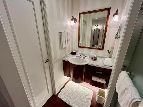 ハウステンボスにあるホテルヨーロッパのスタンダードトリプルのお部屋の洗面台