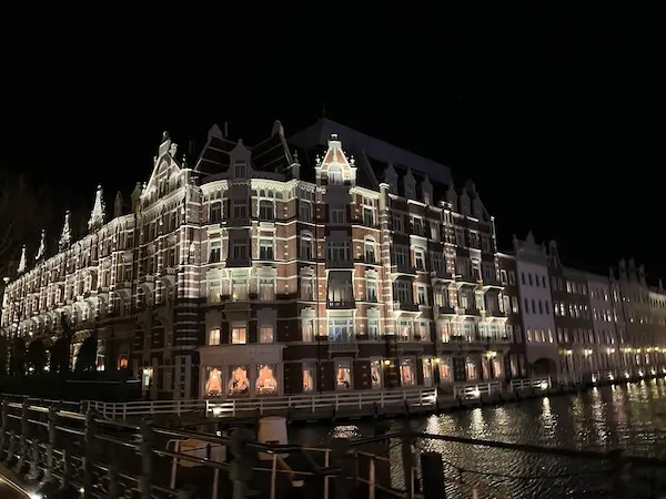 ハウステンボスにあるホテルヨーロッパの夜の外観