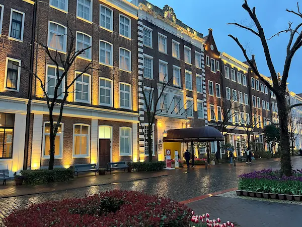 ハウステンボスにある唯一のパーク内ホテル、アムステルダムの夜の外観
