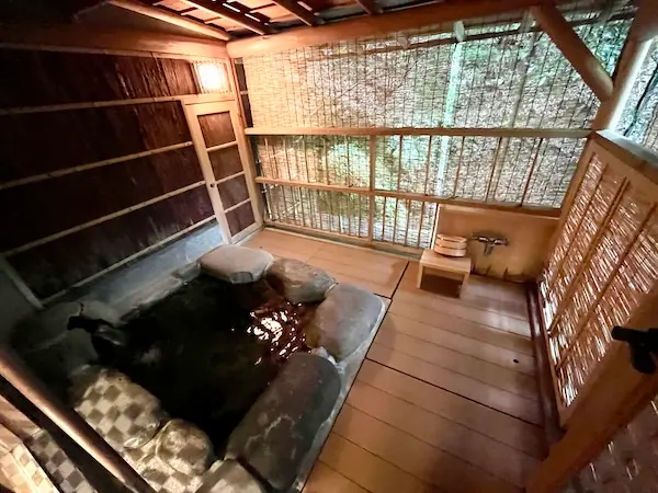 城崎温泉にある西村屋ホテルの庭の棟（露天風呂あり）のお部屋の露天風呂