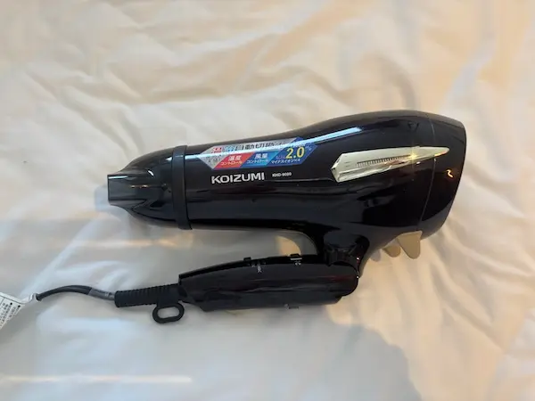 兵庫県神鍋高原にあるフェアフィールド・バイ・マリオット兵庫神鍋高原のダブルベッドのお部屋のドライヤー