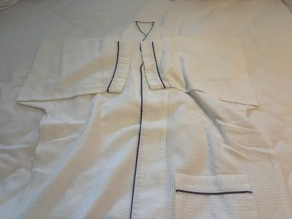 兵庫県神鍋高原にあるフェアフィールド・バイ・マリオット兵庫神鍋高原のダブルベッドのお部屋のパジャマ