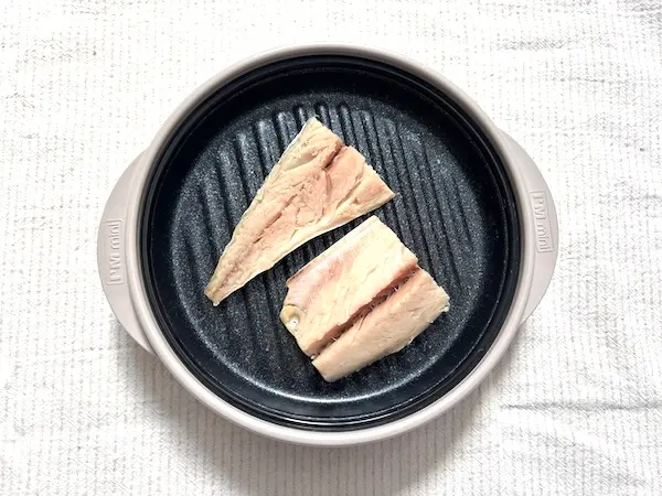 レンジメートプロで塩鯖を焼く手順はまず、皮目を裏にして並べます。